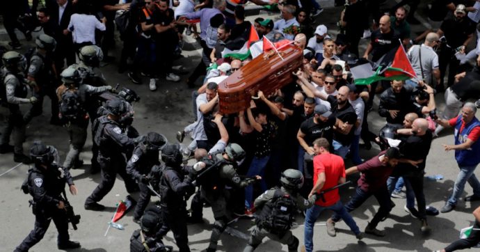 Copertina di Giornalista uccisa: cariche e scontri al corteo funebre