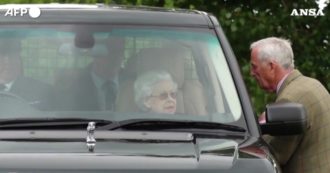 Copertina di La regina Elisabetta riappare in pubblico dopo il forfait per il Queen’s Speech in Parlamento – Video