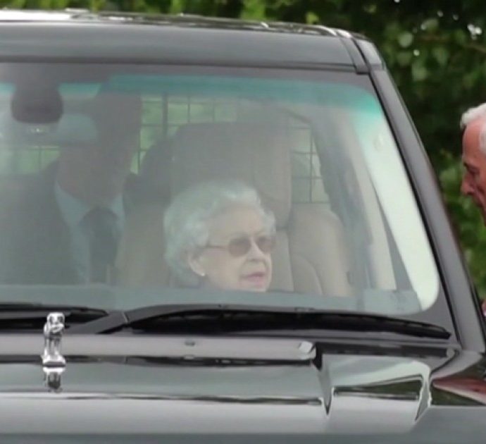 La regina Elisabetta riappare in pubblico dopo il forfait per il Queen’s Speech in Parlamento – Video