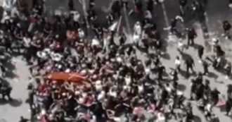 Copertina di Cariche al funerale della cronista di Al Jazeera, la polizia israeliana: “Centinaia di rivoltosi hanno lanciato pietre”. Nel video che diffonde se ne vede solo uno