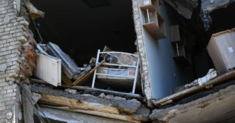 Copertina di Nyt: “I russi si stanno ritirando da Kharkiv”. Kiev: “Colpita una loro nave nel mar Nero”. Borrell: “Altri 500 milioni in armi pesanti”
