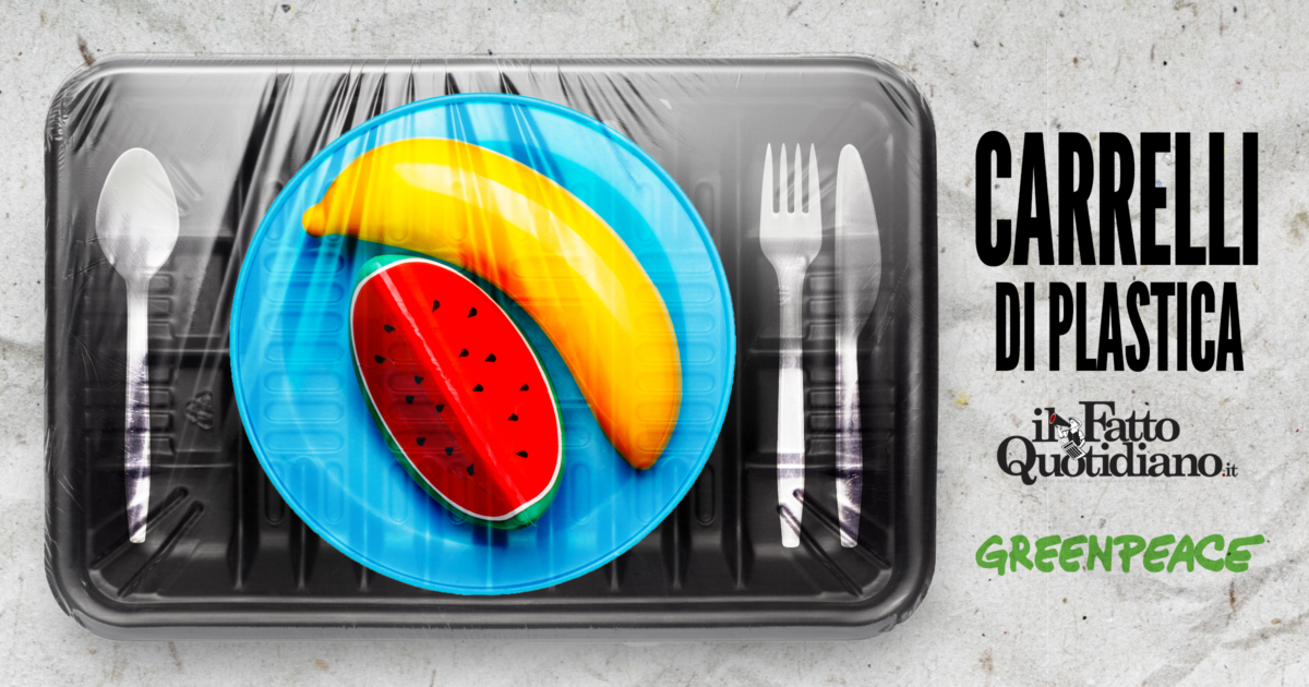 Troppa plastica nel piatto: dal pesce al miele, dalla birra ai soft drink. Ecco gli alimenti con le maggiori concentrazioni, quali evitare e come ridurre i rischi per la salute