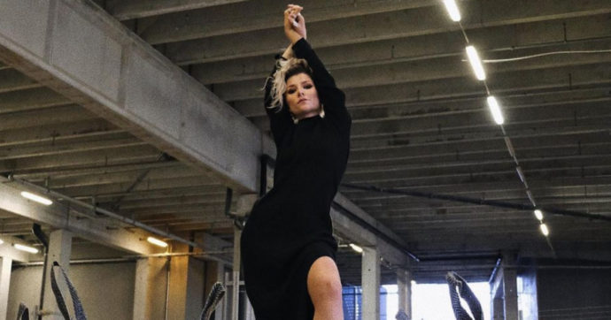 Eurovision 2022, la cantante svedese Cornelia Jacobs scrive “Viva la fig*”. E Francesca Michielin condivide il messaggio