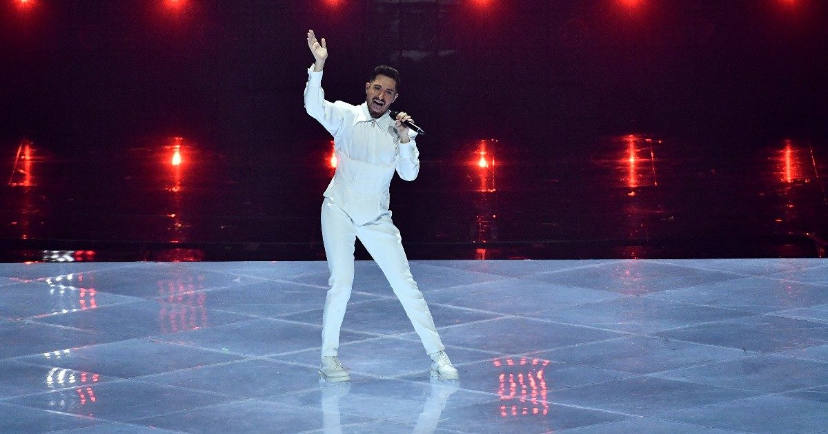 Eurovision 2022, giallo sull’israeliano Michael Ben David “squalificato per il bacio a Cattelan”. Ecco cos’è successo veramente