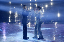 Copertina di “Mahmood ha completamente stonato ‘Brividi’ stasera, dategli una pastiglia per la gola”. Fan scatenati per la sua performance all’evento di Radio Zeta