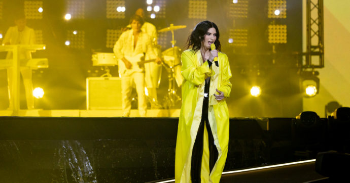 Laura Pausini spiega il malore avuto a Eurovision: “Ho il covid, ho pensato fosse stanchezza ma non era così…”