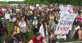 Copertina di Usa, migliaia di persone in piazza per il diritto all’aborto: a Washington la marcia termina di fronte alla Corte Suprema – Video