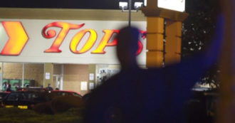 Usa, sparatoria in un supermercato a Buffalo: 10 morti. Arrestato 18enne “suprematista bianco”: ha trasmesso la strage in diretta