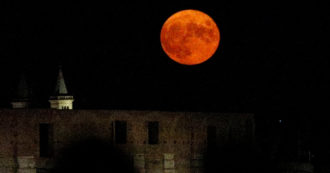 Copertina di Eclissi, il fenomeno della Luna rossa si potrà vedere anche dall’Italia: l’attesa nella notte tra il 15 e il 16 maggio