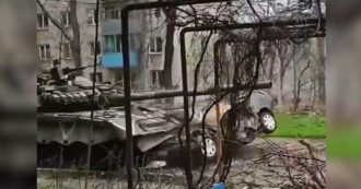 Copertina di Guerra Russia-Ucraina, il video dei carri armati di Mosca che distruggono le auto dei civili a Mariupol. E i militari se la ridono