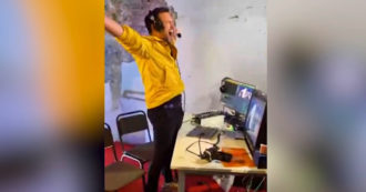 Copertina di Eurovision 2022, il commentatore della tv ucraina esplode di gioia: è in onda da un bunker antiaereo – Video