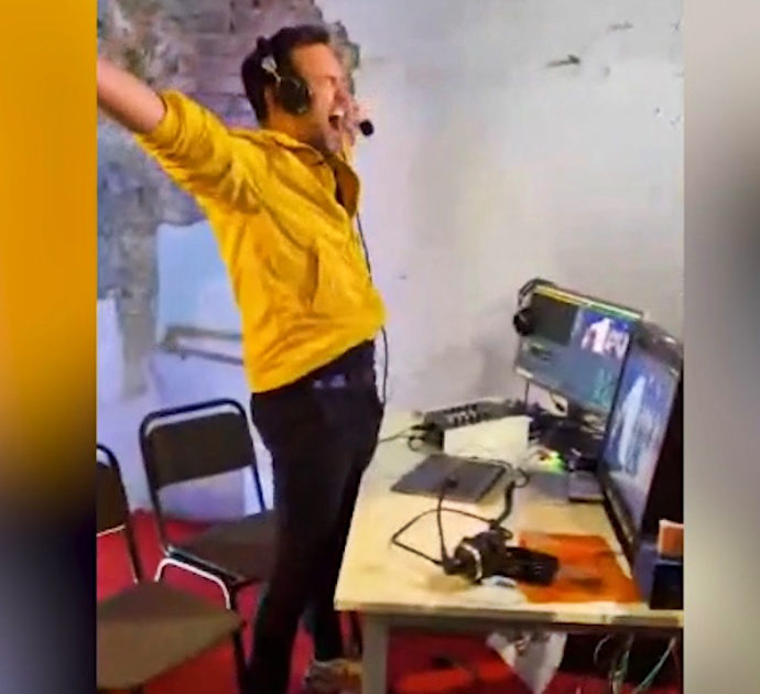 Eurovision 2022, il commentatore della tv ucraina esplode di gioia: è in onda da un bunker antiaereo – Video