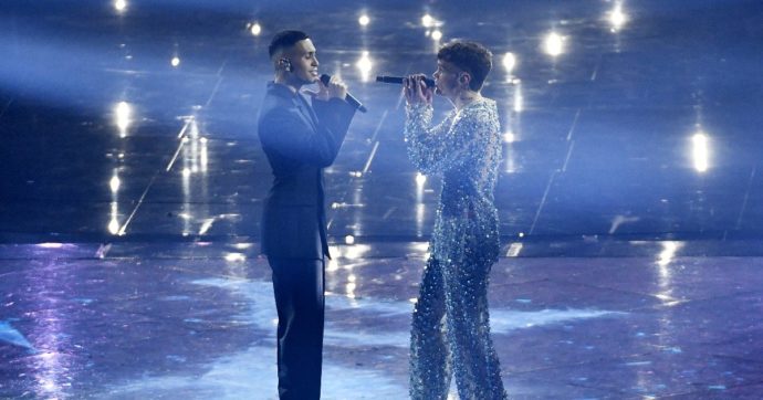 Eurovision 2022, Mahmood e Blanco non perfetti tecnicamente. Ma il pubblico del Palaolimpico di Torino esplode e canta con loro
