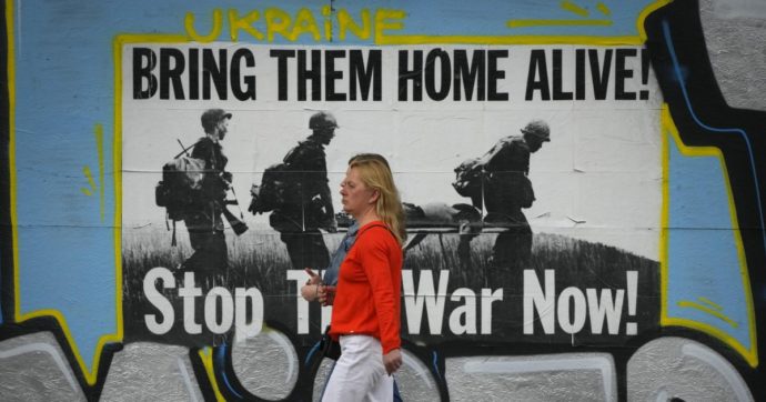 Guerra in Ucraina, la diretta – Nato: “Kiev può vincere”. La Finlandia presenta domanda ufficiale: “Russia diversa, minaccia nucleare seria”. Gb: “Mosca ha perso un terzo delle truppe”