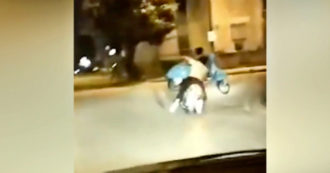 Copertina di Afragola, in due sullo scooter (senza casco) con una Vespa in braccio. L’automobilista che li riprende: “Cose da pazzi” – Video
