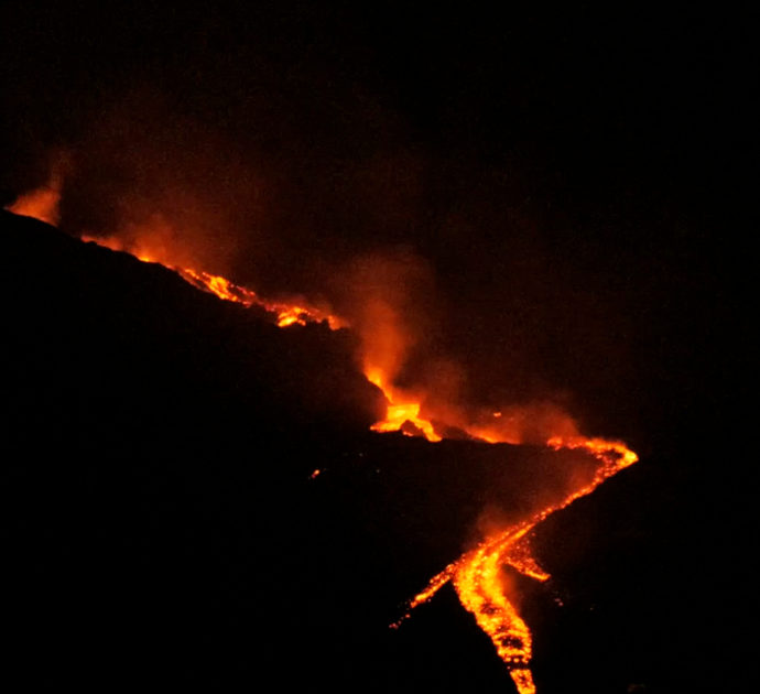 Etna in eruzione, le immagini spettacolari della colata lavica nella notte – Video