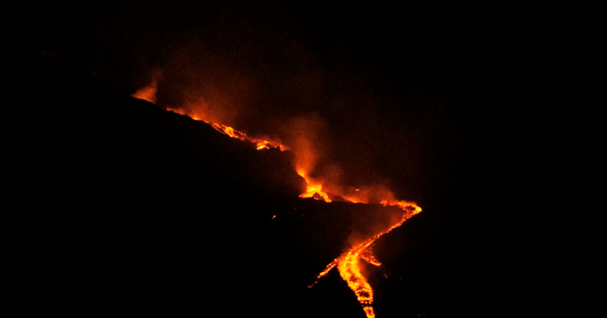 Etna in eruzione, le immagini spettacolari della colata lavica nella notte – Video