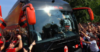 Copertina di Ibrahimovic scatenato in mezzo ai tifosi: rompe il vetro del pullman con una manata – Video
