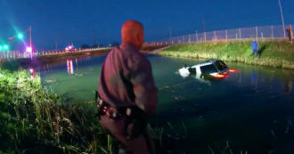 Copertina di Automobilista ubriaca finisce nel lago con la macchina: il salvataggio dei poliziotti mentre viene inghiottita dall’acqua – Video