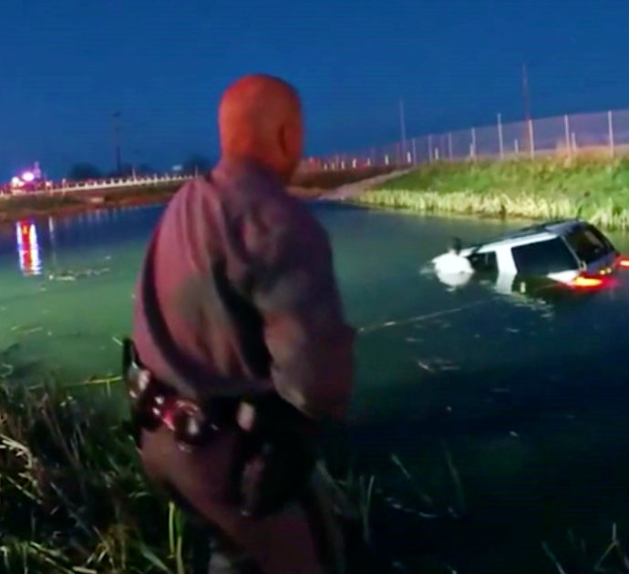 Automobilista ubriaca finisce nel lago con la macchina: il salvataggio dei poliziotti mentre viene inghiottita dall’acqua – Video