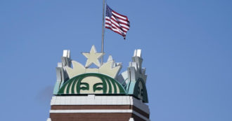 Copertina di Aborto, anche Starbucks si impegna a pagare il viaggio alle dipendenti Usa “se non possono disporne entro 100 miglia”