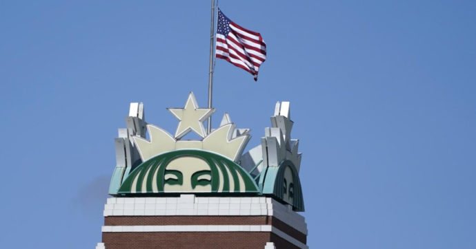Aborto, anche Starbucks si impegna a pagare il viaggio alle dipendenti Usa “se non possono disporne entro 100 miglia”