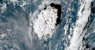 Copertina di L’eruzione da record del vulcano Tonga: “È la più grande esplosione mai registrata sulla Terra, maggiore delle bombe atomiche”