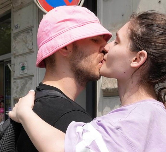 Eurovision 2022, il cantante dei Kalush Orchestra bacia la fidanzata prima di tornare in guerra: “Potevano squalificarci, ma dovevamo far passare il messaggio”