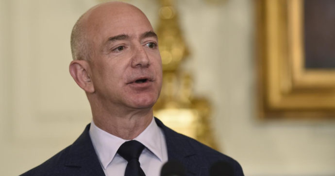Si accende lo scontro tra Jeff Bezos di Amazon e la Casa Bianca su aumento delle tasse e lotta all’inflazione