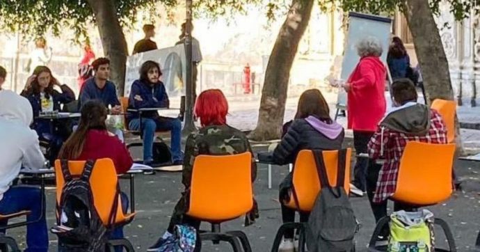 A Catania tetto della scuola crollato e fondi congelati. I liceali fanno lezione in piazza Dante. “Abbandonati dalle istituzioni”