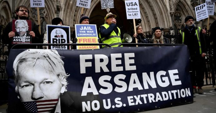 Copertina di “Non estradate Assange negli Usa”: manifestazione all’ambasciata inglese