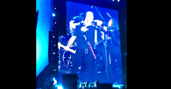 Metallica, James Hetfiled piange sul palco e mostra le sue fragilità: “Mi sono sentito male prima di venire, pensavo di essere vecchio…” (VIDEO)