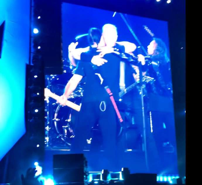 Metallica, James Hetfiled piange sul palco e mostra le sue fragilità: “Mi sono sentito male prima di venire, pensavo di essere vecchio…” (VIDEO)