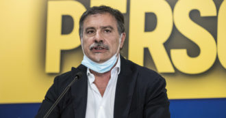 Copertina di Oddati discusse di un bando sotto la sede della Regione Campania a Roma