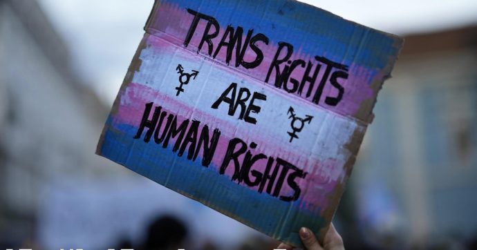 Occorre iniziare a parlare dei suicidi delle persone transgender come di omicidi di Stato