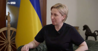 Copertina di Guerra in Ucraina, la vicepremier di Kiev: “La scelta è solo quella delle armi. Ora impossibile risolverla politicamente, Putin non vuole”