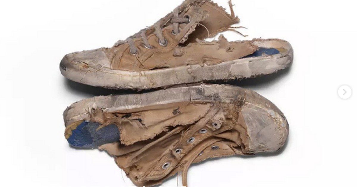 Balenciaga, le nuove scarpe “distrutte” scatenano polemiche: più sono usurate e più costano, prezzi fino a 1450 euro. Ma c’è un motivo
