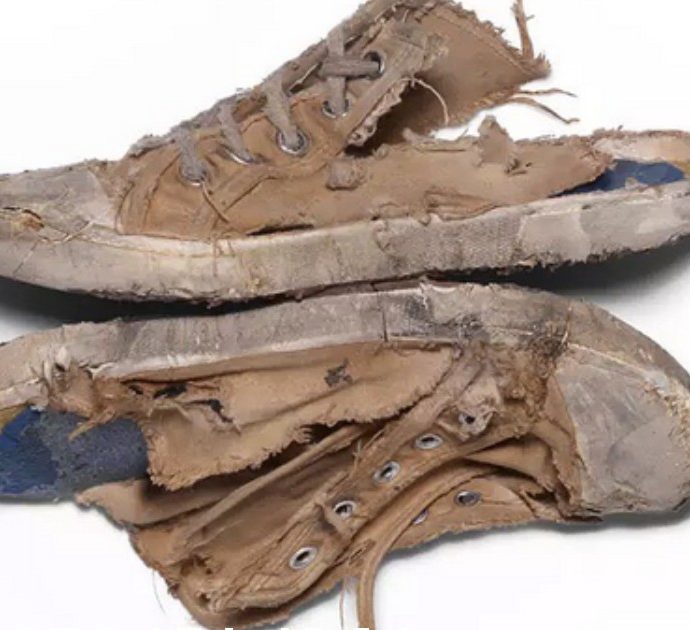 Balenciaga, le nuove scarpe “distrutte” scatenano polemiche: più sono usurate e più costano, prezzi fino a 1450 euro. Ma c’è un motivo