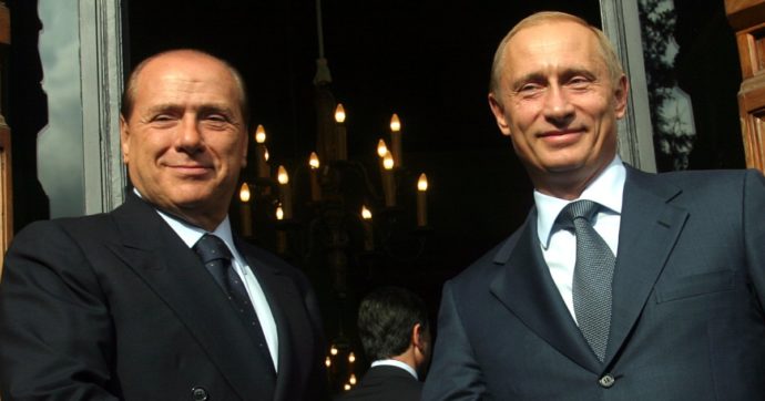 Berlusconi, la Commissione Ue: “La vodka da Putin? Importazione proibita dalle sanzioni. Le leggi si applicano anche ai regali”