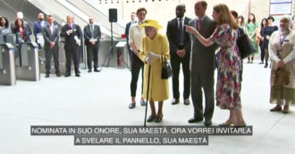 Copertina di La regina Elisabetta compare a sorpresa davanti alle telecamere: eccola all’inaugurazione della nuova metro a lei intitolata – Video