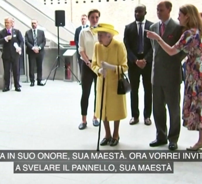La regina Elisabetta compare a sorpresa davanti alle telecamere: eccola all’inaugurazione della nuova metro a lei intitolata – Video