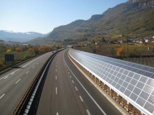 Pannelli solari sulle barriere acustiche in autostrada: una soluzione dall’enorme potenziale
