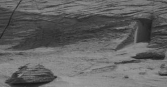 Copertina di C’è una porta su Marte? L’immagine del rover Curiosity scatena il web: ecco come stanno davvero le cose