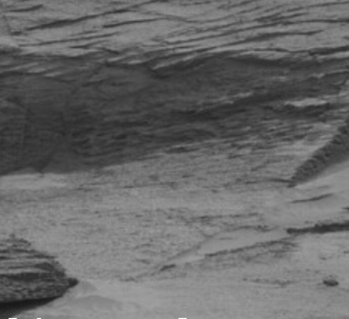 C’è una porta su Marte? L’immagine del rover Curiosity scatena il web: ecco come stanno davvero le cose