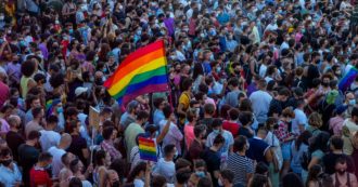Copertina di Omotransfobia, Mattarella: “Rispetto e uguaglianza non derogabili”. Bandiera arcobaleno sulla Farnesina: è la prima volta