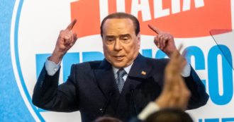 Berlusconi contro l’invio di armi all’Ucraina, critica Biden e Nato. Poi aggiusta il tiro: “Mai giustificato Putin”