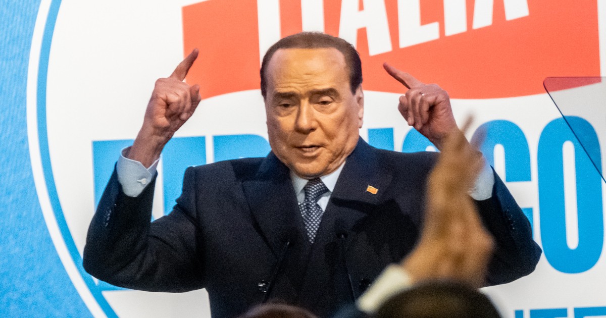 Berlusconi contro l’invio di armi all’Ucraina, critica Biden e Nato. Poi aggiusta il tiro: “Mai giustificato Putin”. Vertice con Salvini e Meloni