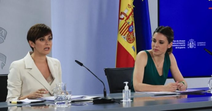 Spagna, primo via libera alla legge sui diritti riproduttivi. Dai congedi mestruali all’educazione sessuale obbligatoria: le misure