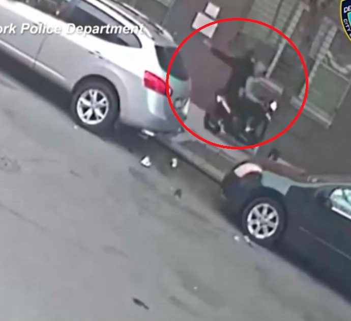 New York, proiettile vagante uccide 11enne nel Bronx: il video dello sparo diffuso dalla polizia