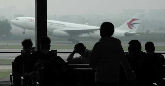 Boeing precipitato in Cina il 21 marzo 2022, il Wall Street Journal rivela: “È stato fatto schiantare da qualcuno in cabina”